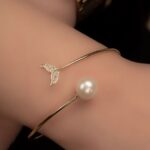 "دستبند ارامیس ۴ با مروارید و طراحی منحصر به فرد جیران"