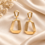گوشواره طلا ۱۸ عیار بنیتا با طراحی هندسی روی پارچه ساتن