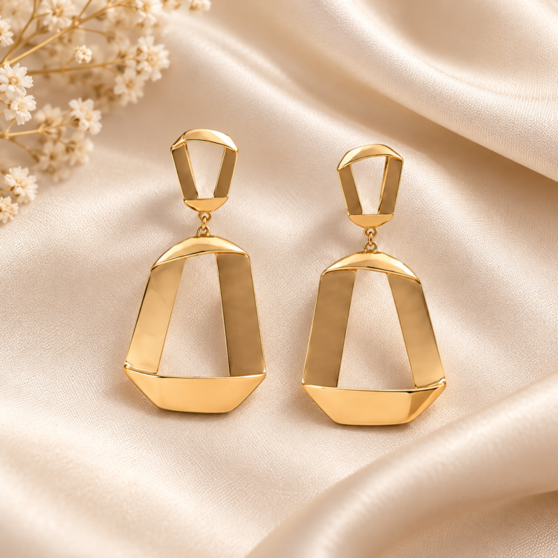 benita-18k-gold-earrings-luxury.jp گوشواره طلا ۱۸ عیار بنیتا با طراحی هندسی روی پارچه ساتن