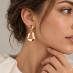 گوشواره طلا ۱۸ عیار بنیتا با فرم هندسی روی گوش مدل