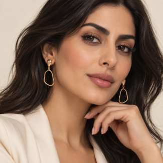 گوشواره طلا ۱۸ عیار هلنسا روی گوش مدل با موهای مشکی