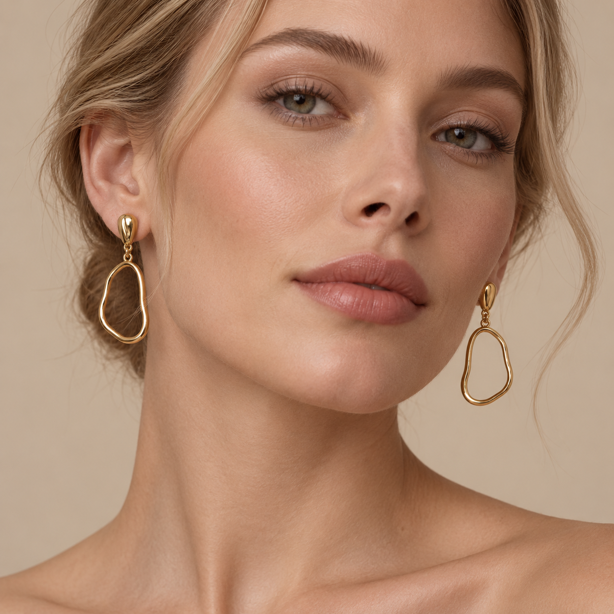 گوشواره طلا ۱۸ عیار هلنسا روی گوش مدل بلوند