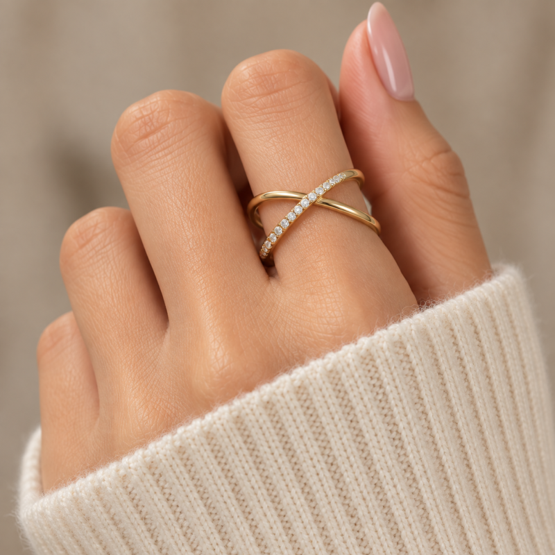shiva-2-ring-close-up.jpg نمای نزدیک انگشتر طلای ۱۸ عیار شیوا با طراحی ضربدری و برلیان