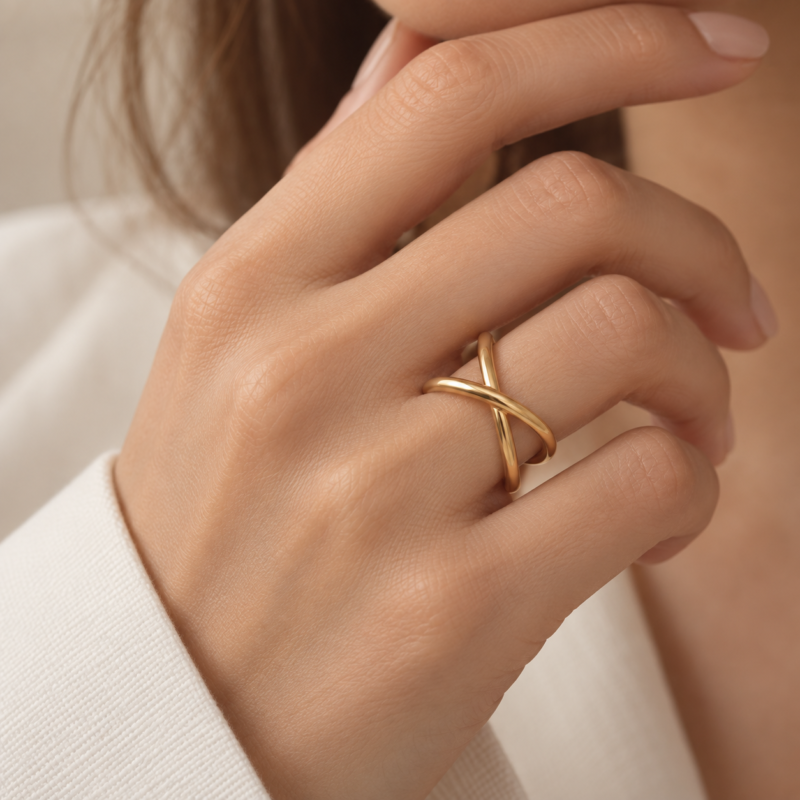 shiva-gold-ring-on-hand.jpg نمای نزدیک انگشتر طلا ۱۸ عیار شیوا با طراحی مینیمال روی دست