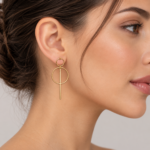 گوشواره آویز طلا ۱۸ عیار سوفیا روی گوش مدل
